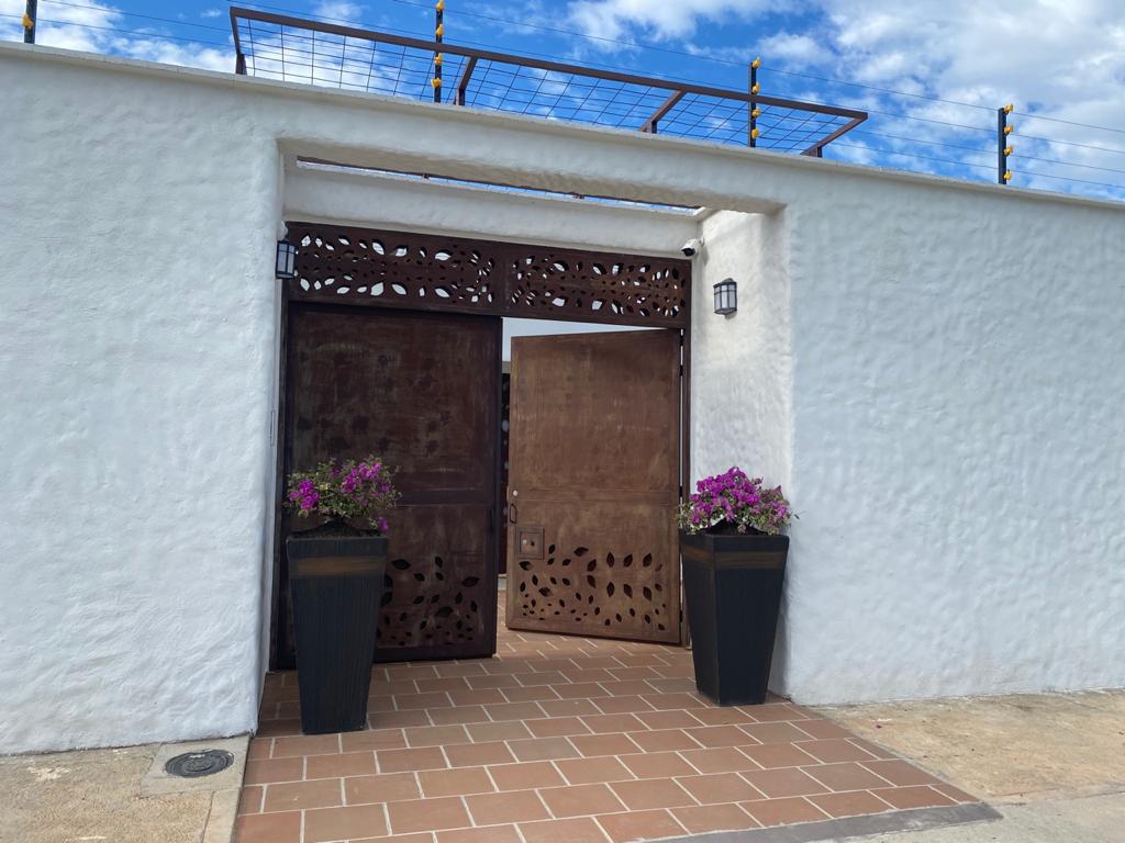 PORTON. EXTERIOR